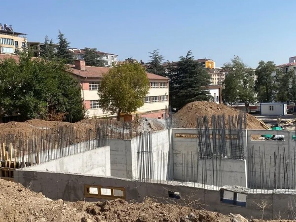 CHP'de Söz Çok İcraat Yok! Okul İnşaatı Ortada Kaldı